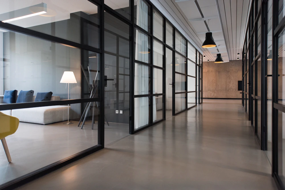 Pasillo interior con mamparas y sala de espera, como referencia de áreas comunes