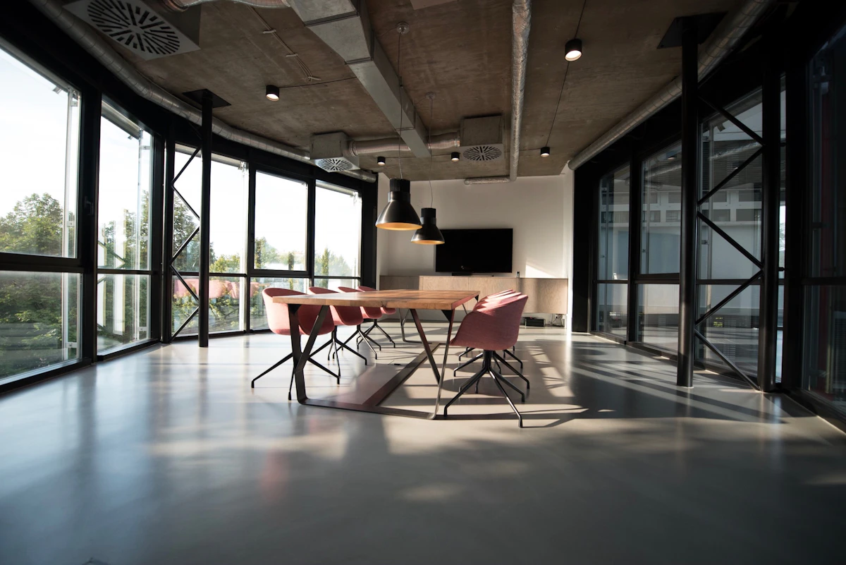 Interior terminado con pisos, ventanales y mobiliario, como referencia de un espacio listo para usar